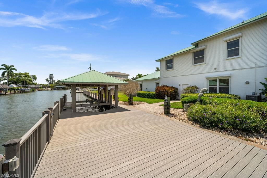 371 Bayside AVE