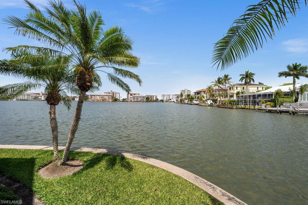 371 Bayside AVE