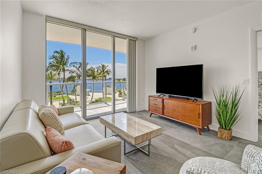 3000 Oasis Grand BLVD # 606