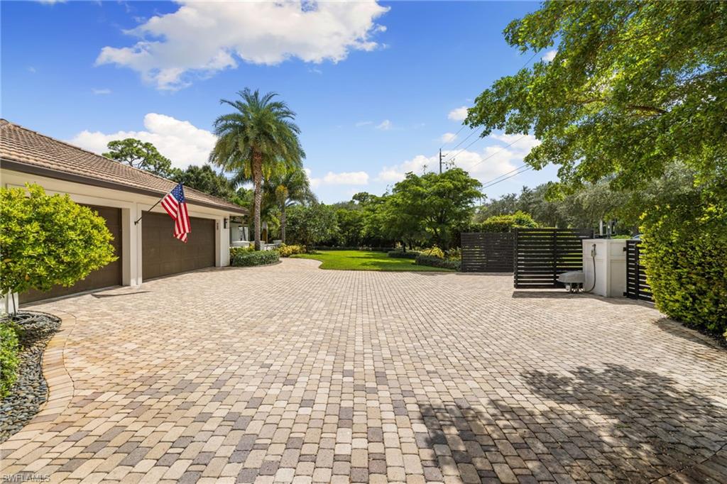 6818 Trail BLVD, NAPLES