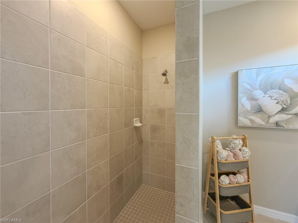 2314 Avocado LN, NAPLES