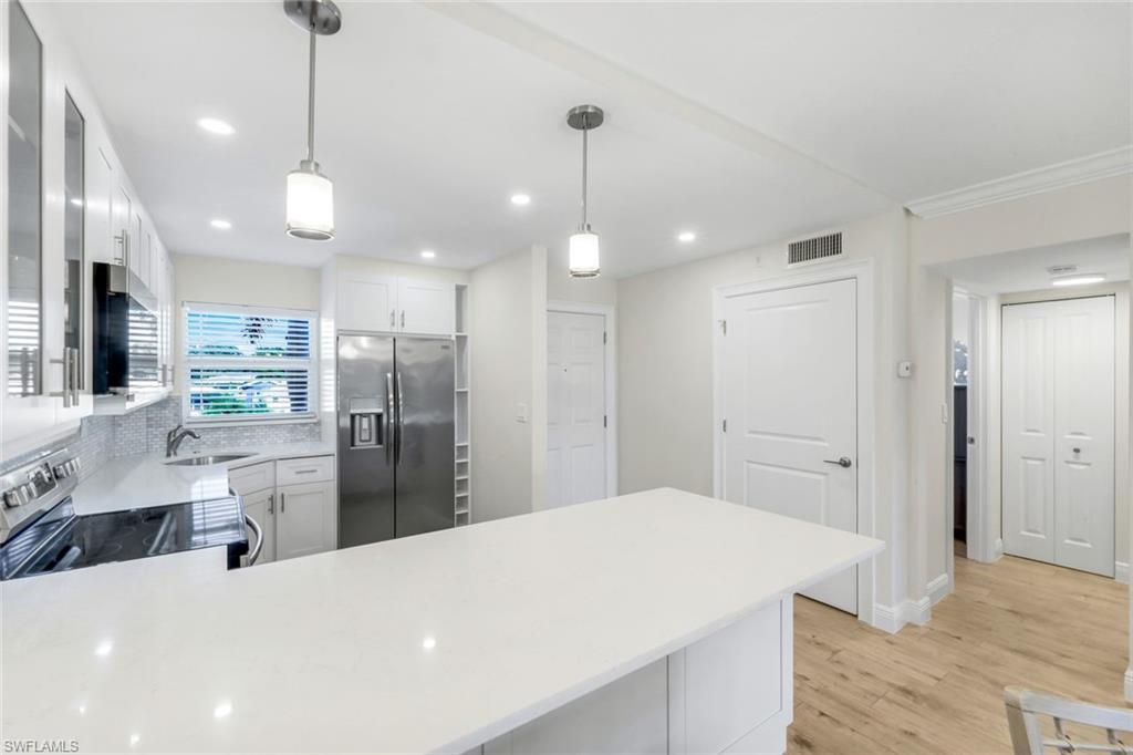 9 High Point CIR N # 208, NAPLES Unit: 208
