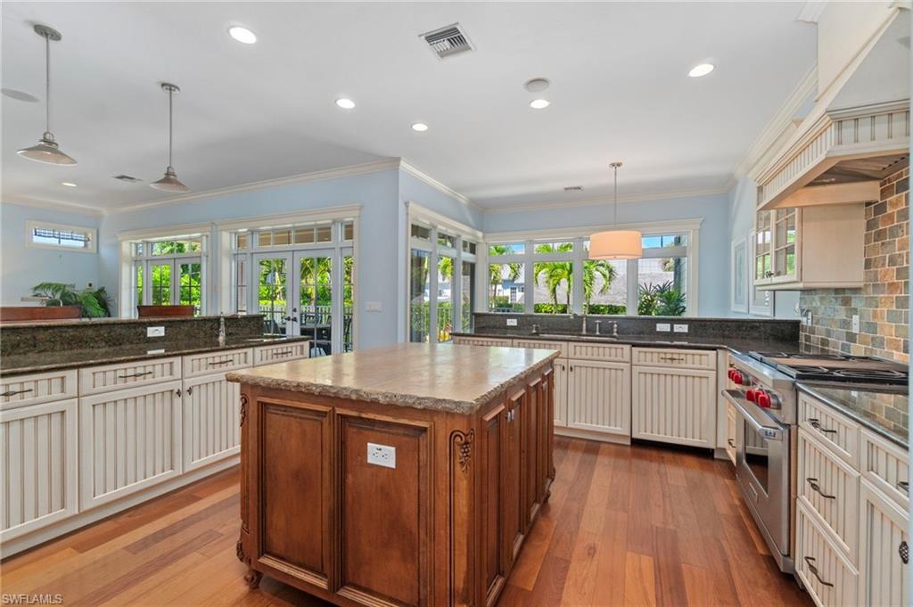 645 Broad AVE S, NAPLES