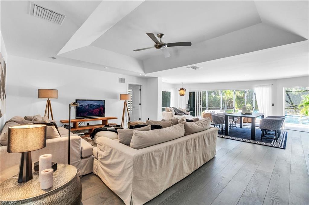 1627 Murex LN