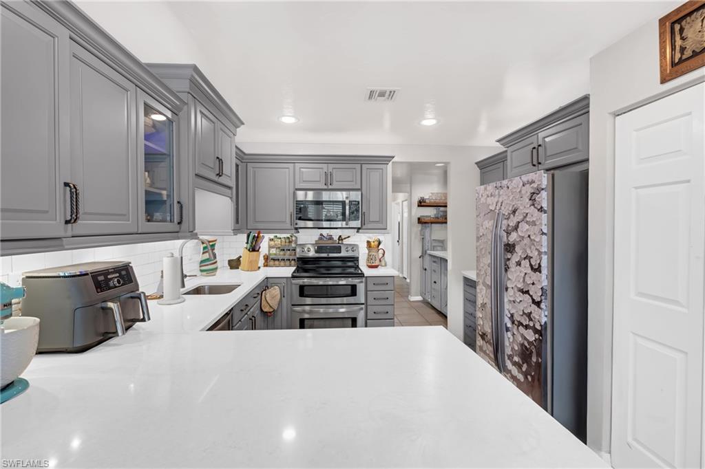 1443 Larkspur DR