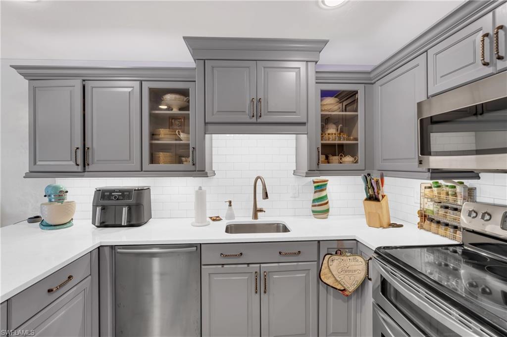 1443 Larkspur DR