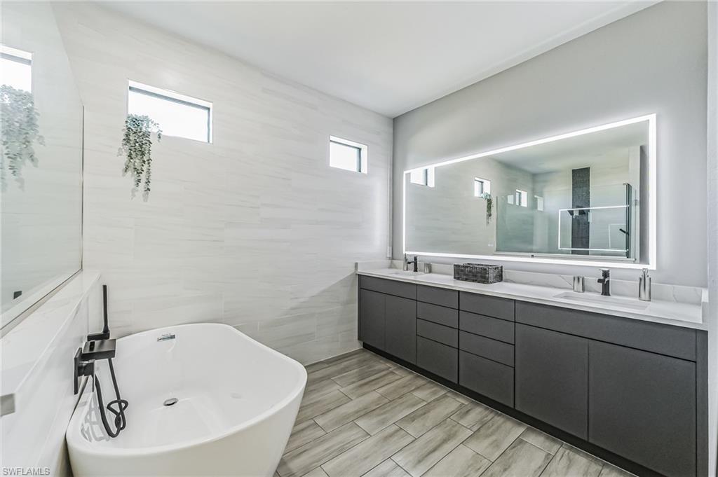 4618 Catalina LN