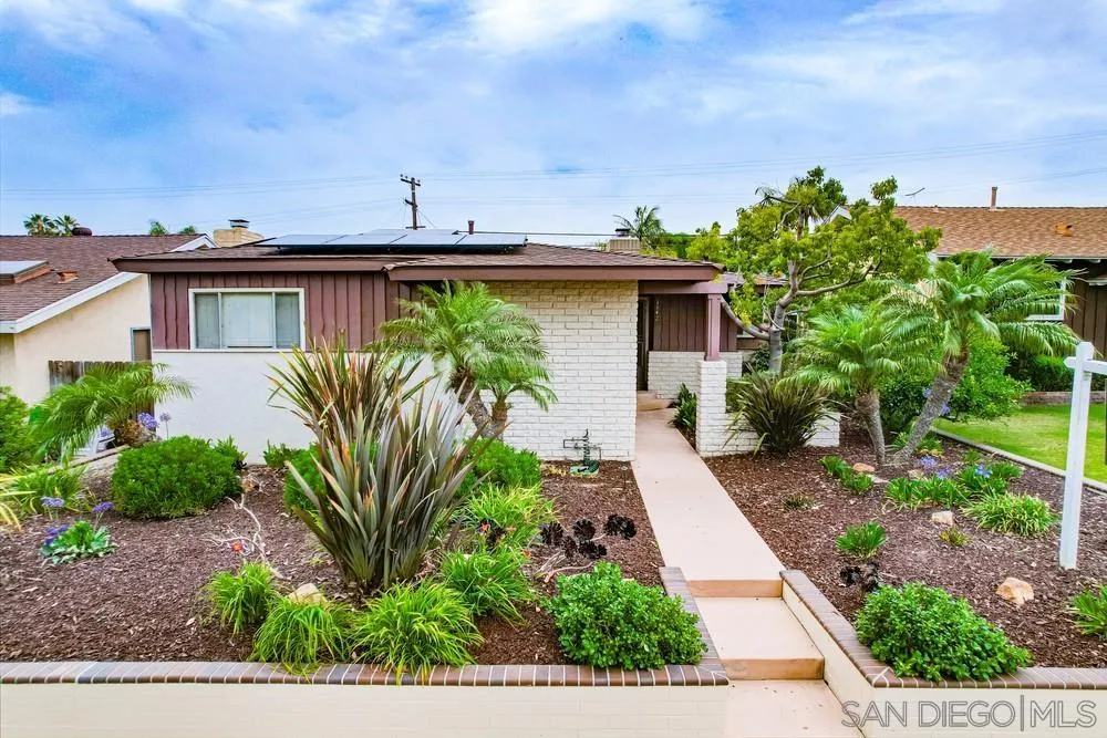 1142 Opal St