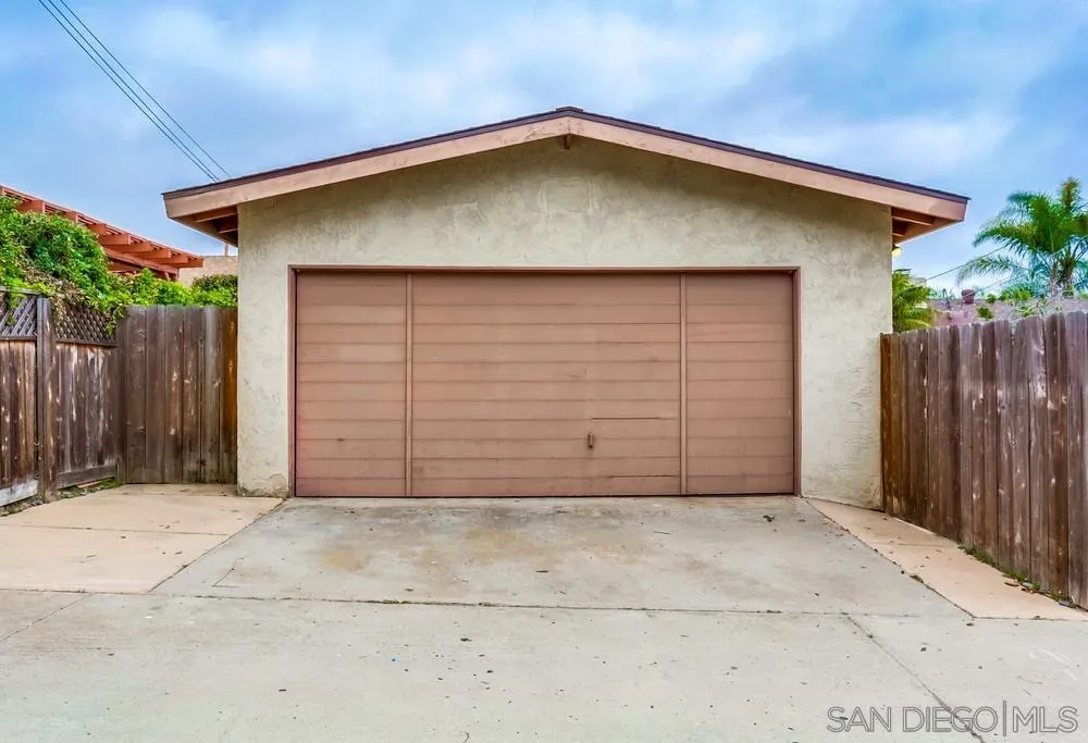1142 Opal St