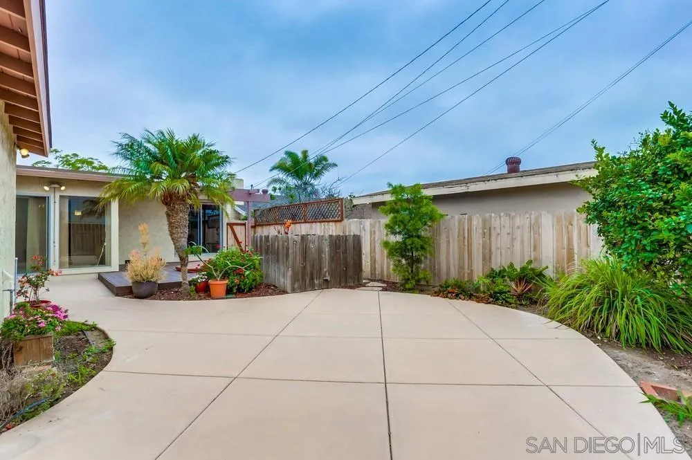 1142 Opal St