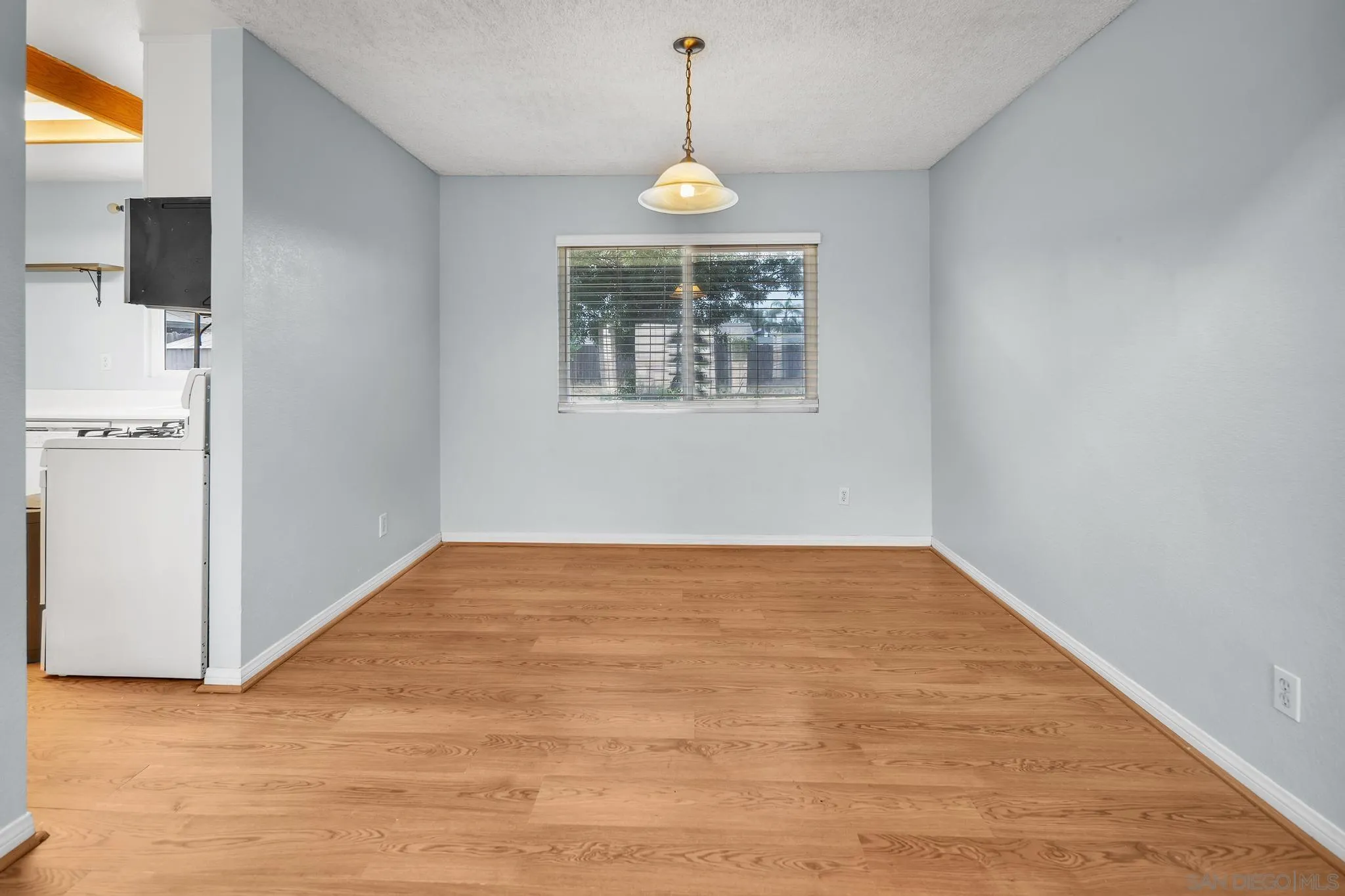 686 Artesian Ave