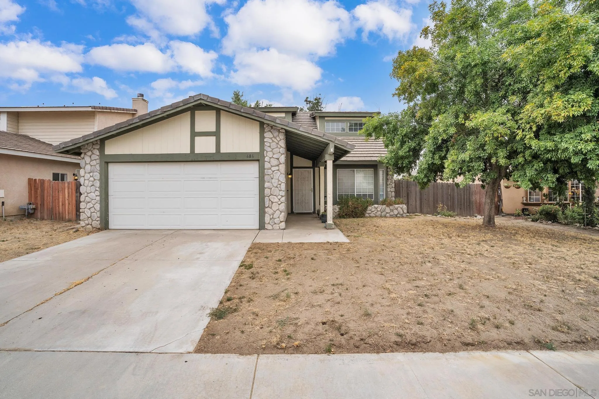 686 Artesian Ave
