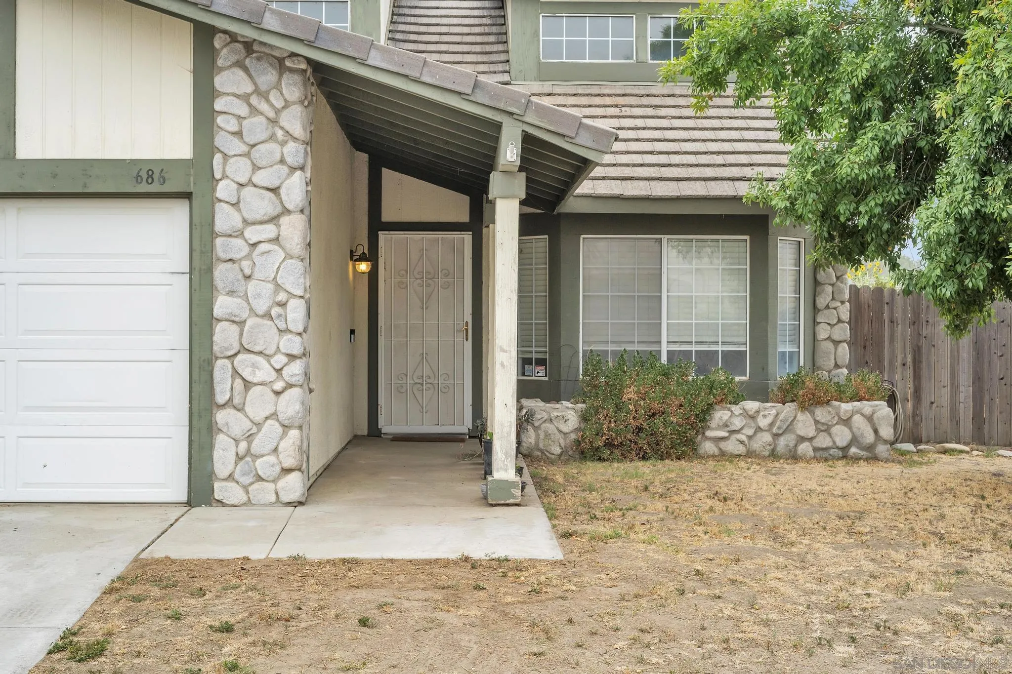 686 Artesian Ave