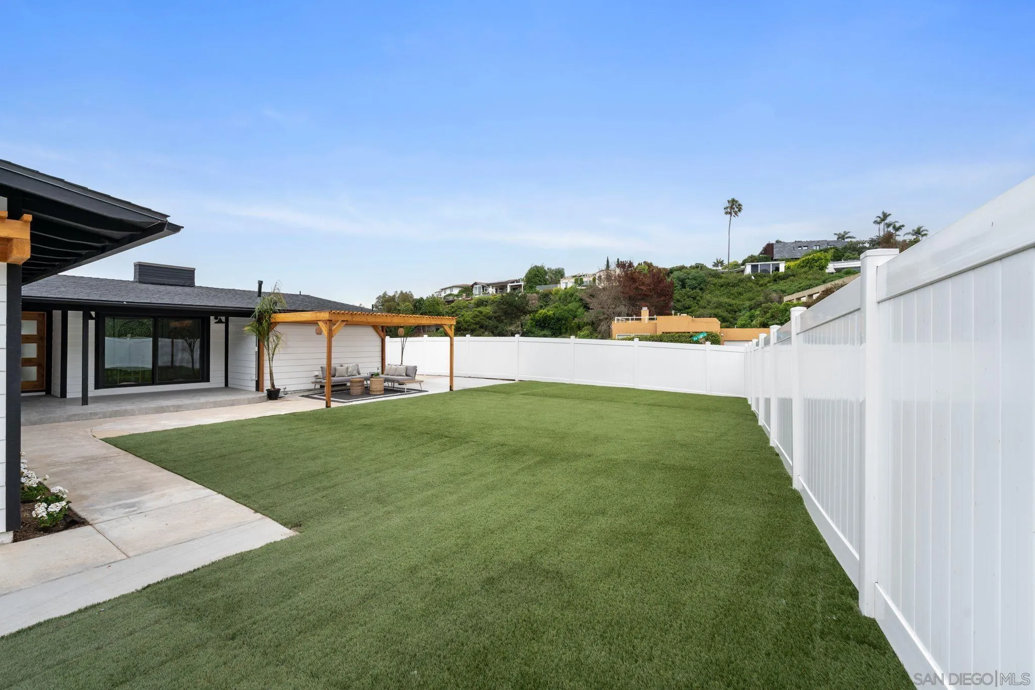 2364 Rue Adriane