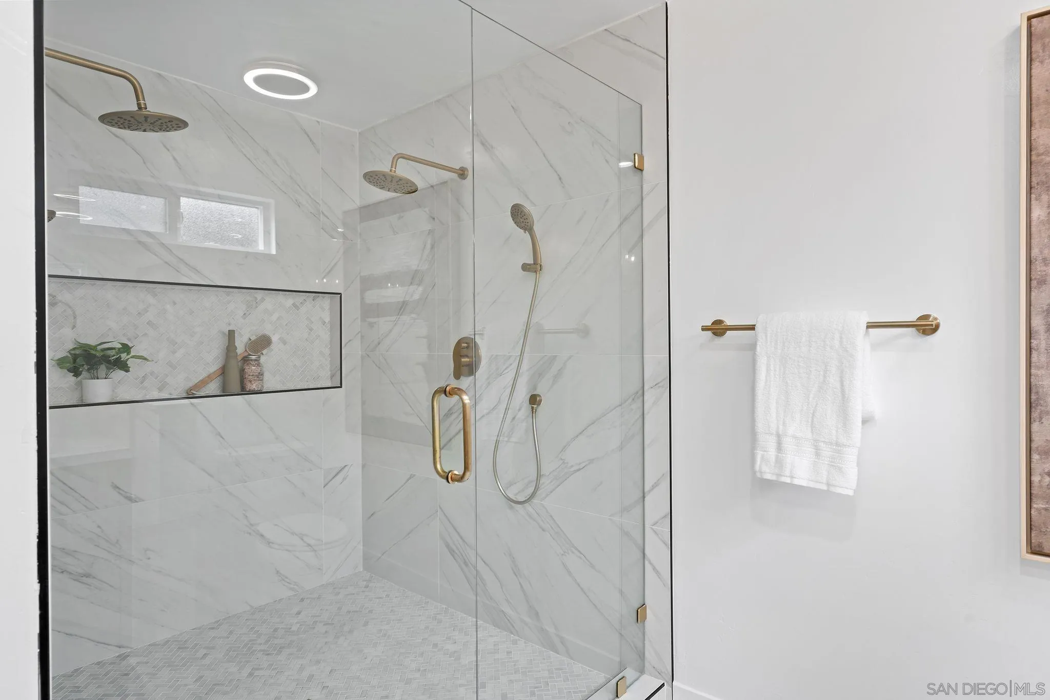 2364 Rue Adriane