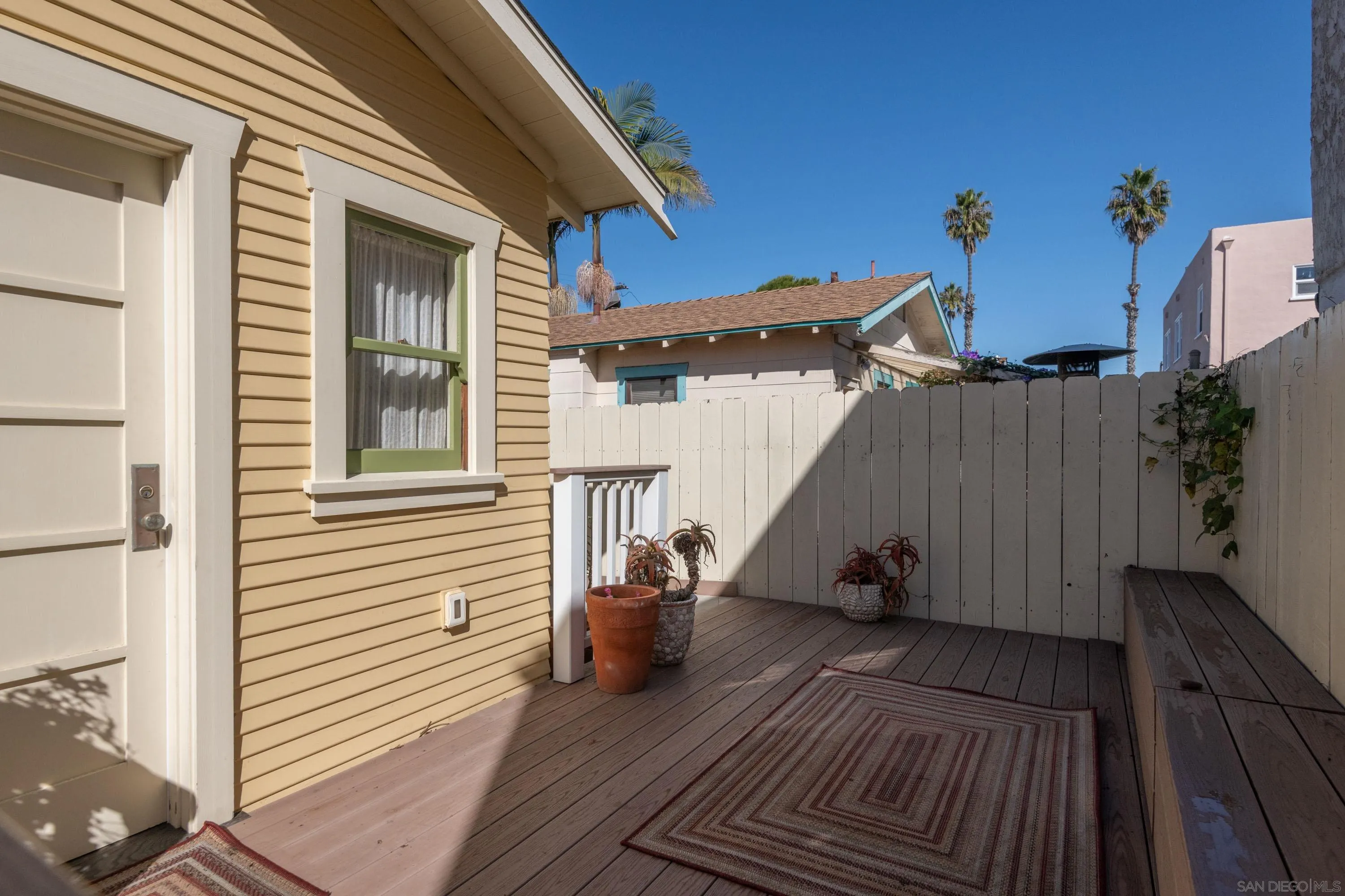 1975 Bacon St