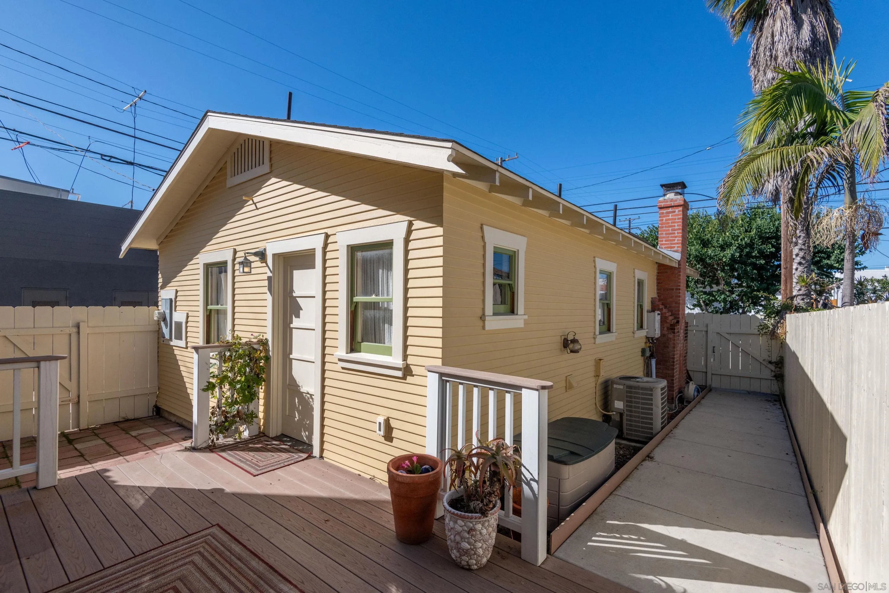 1975 Bacon St