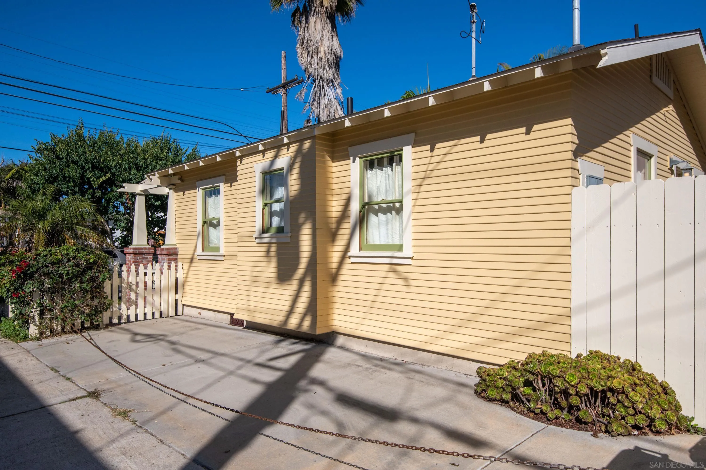 1975 Bacon St