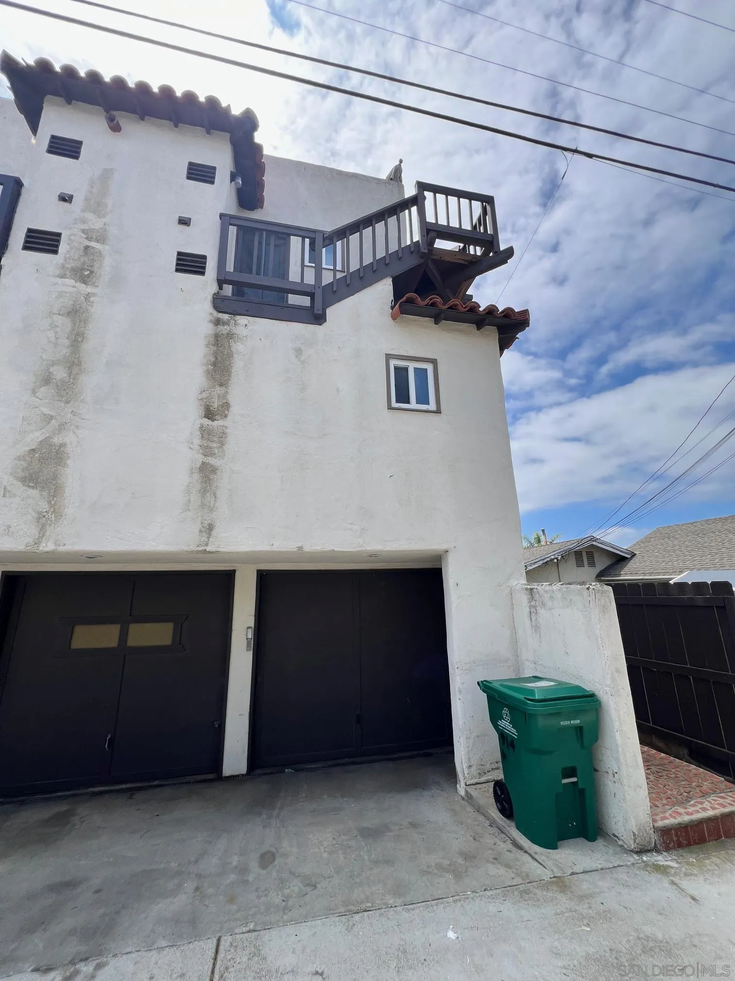 914 Agate St W
