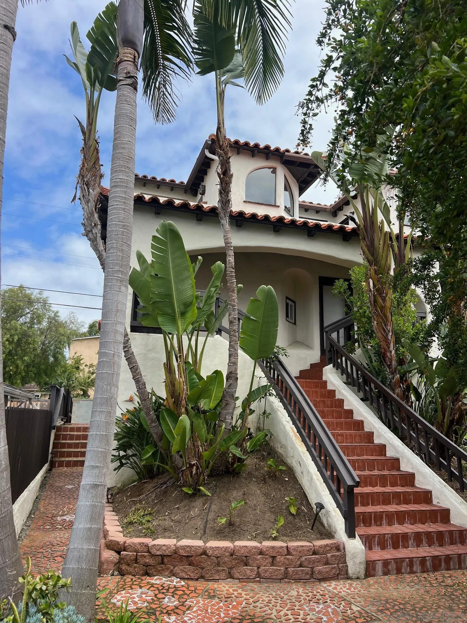 914 Agate St W