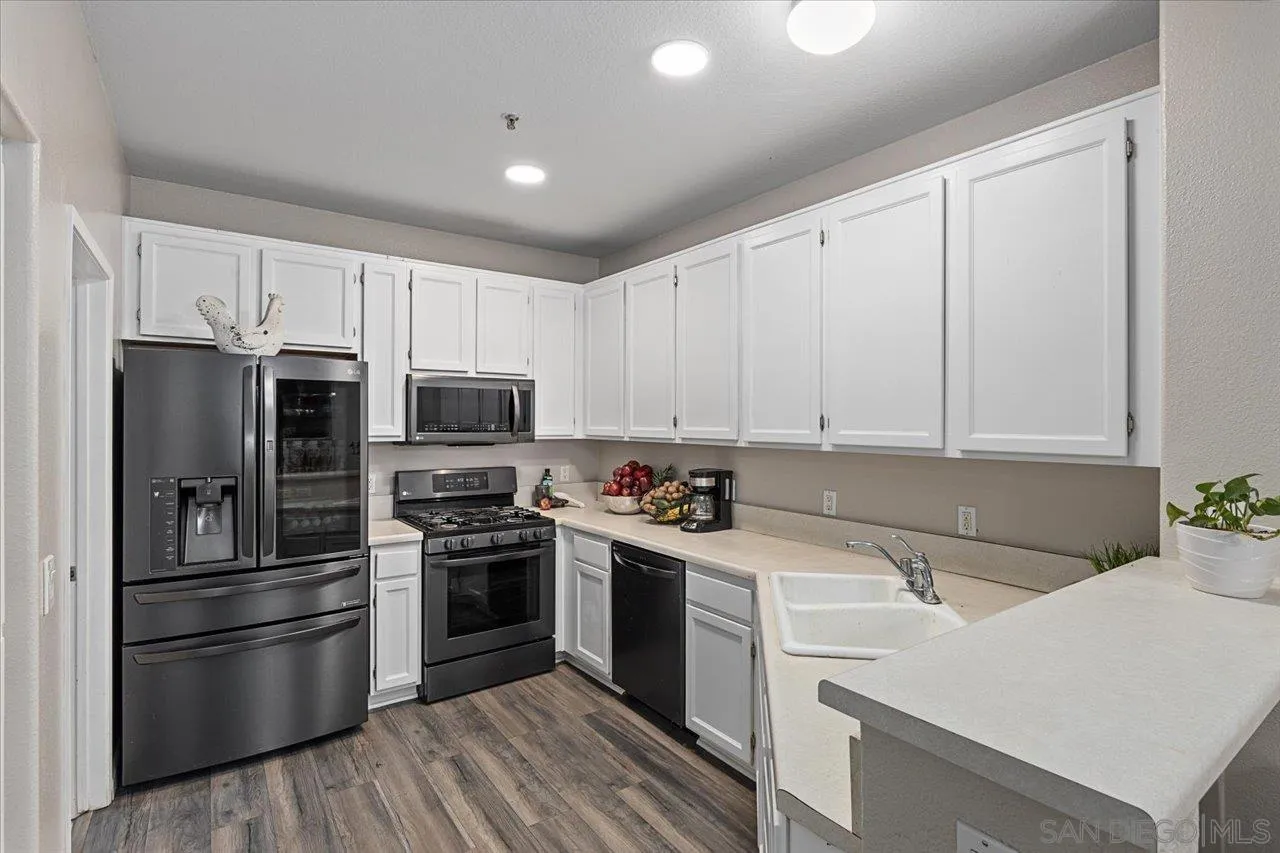 4464 Avenida Aquila