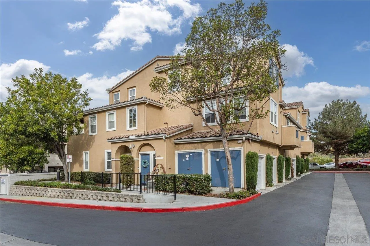 4464 Avenida Aquila