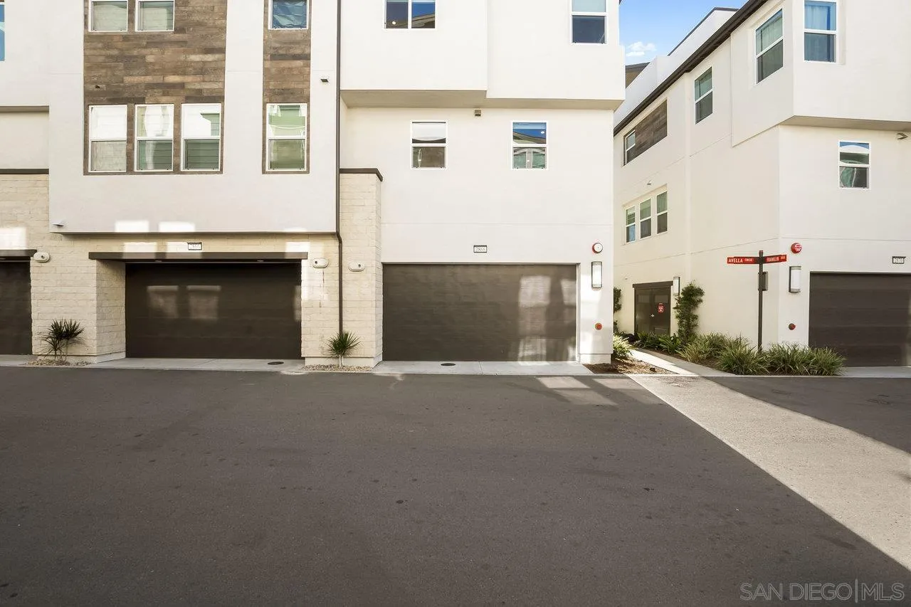 2868 Avella Cir