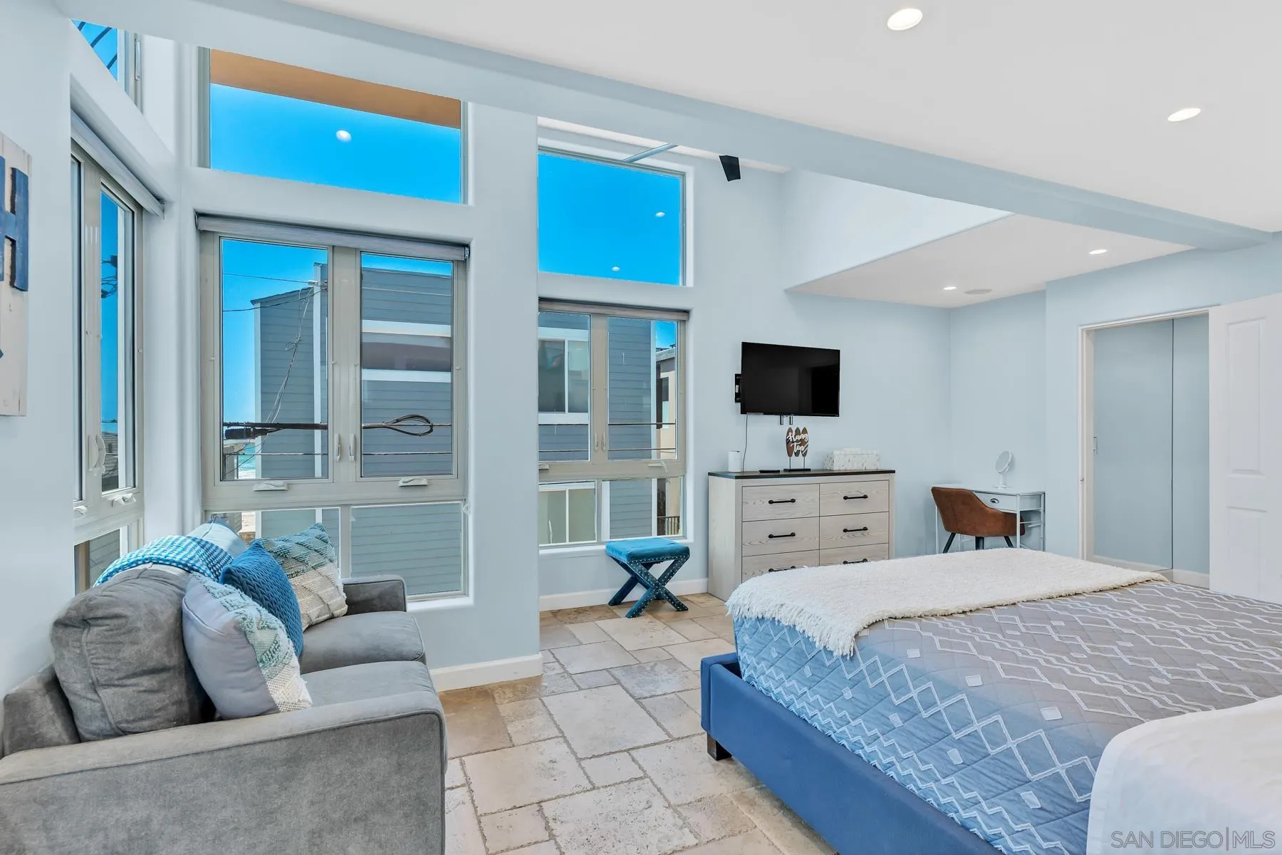719 Manhattan Ct