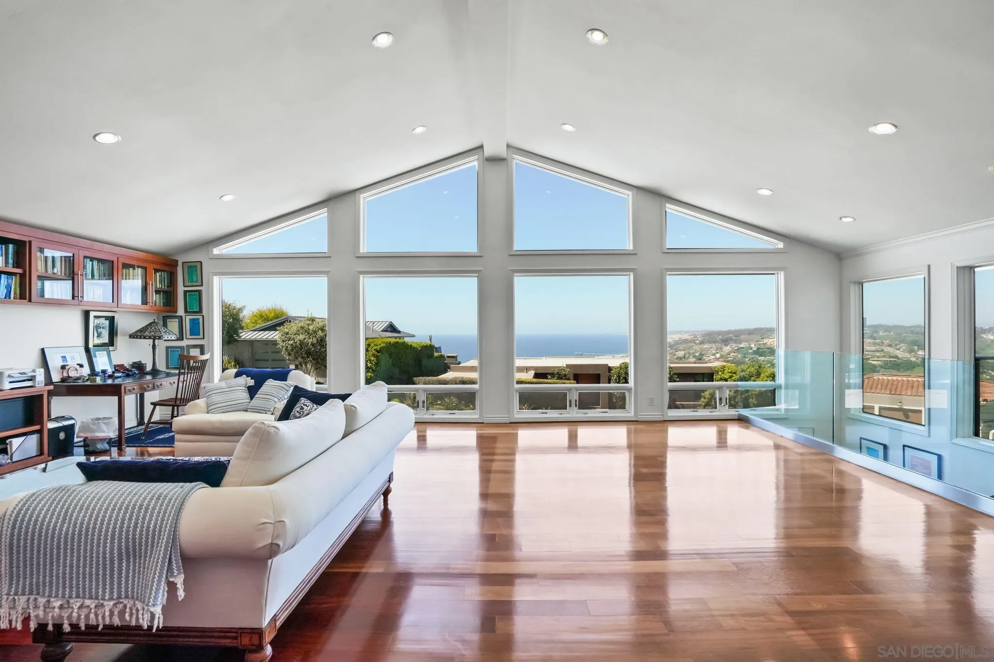 2541 Via Viesta