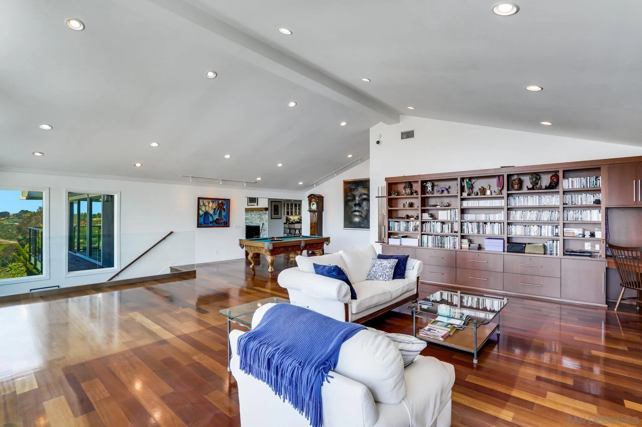 2541 Via Viesta