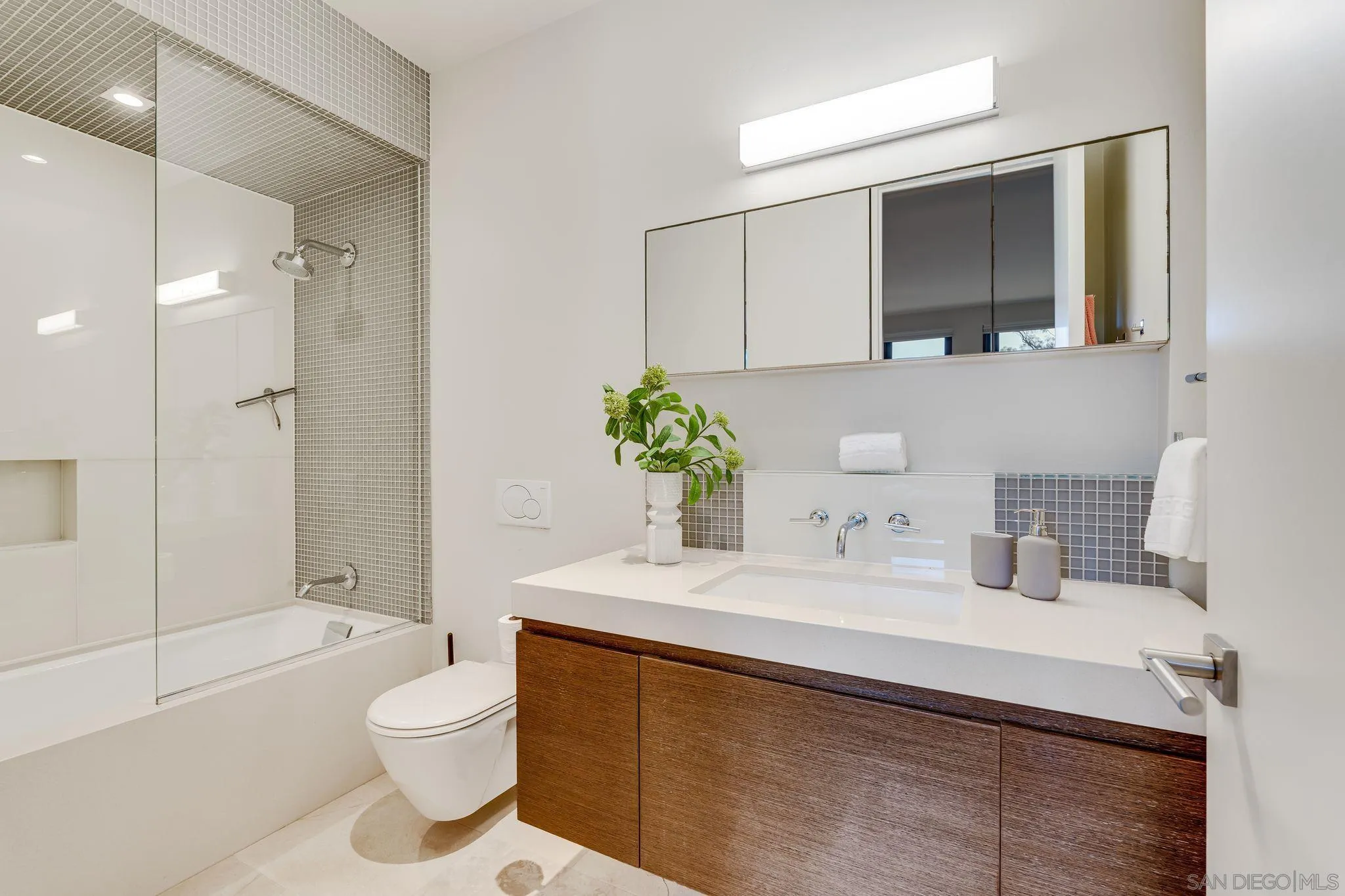 8070 La Jolla Scenic Dr N