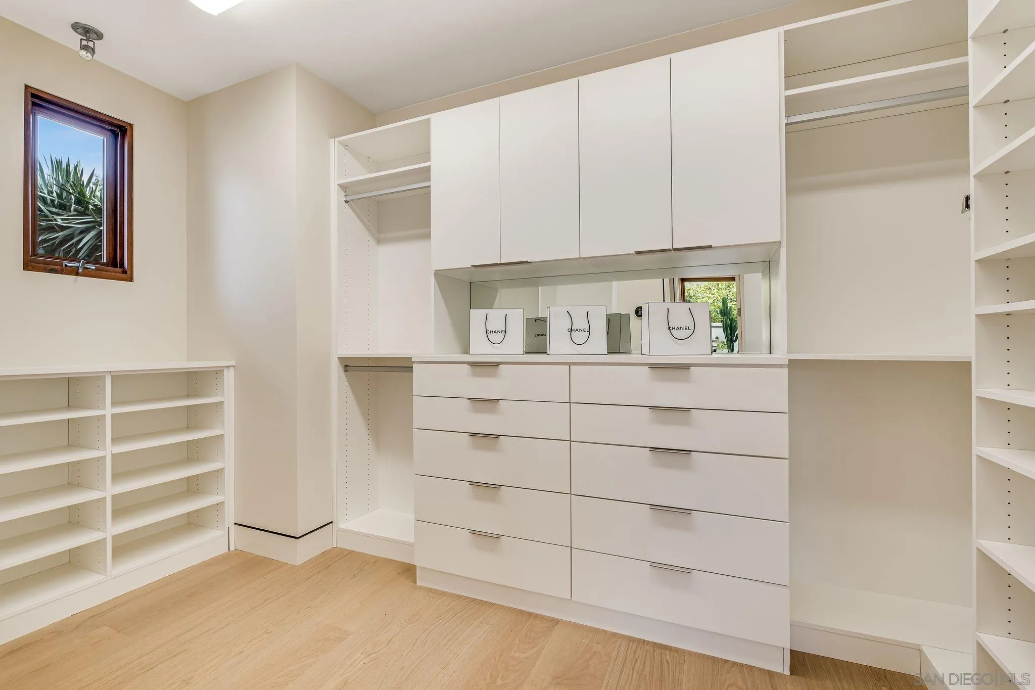 8070 La Jolla Scenic Dr N