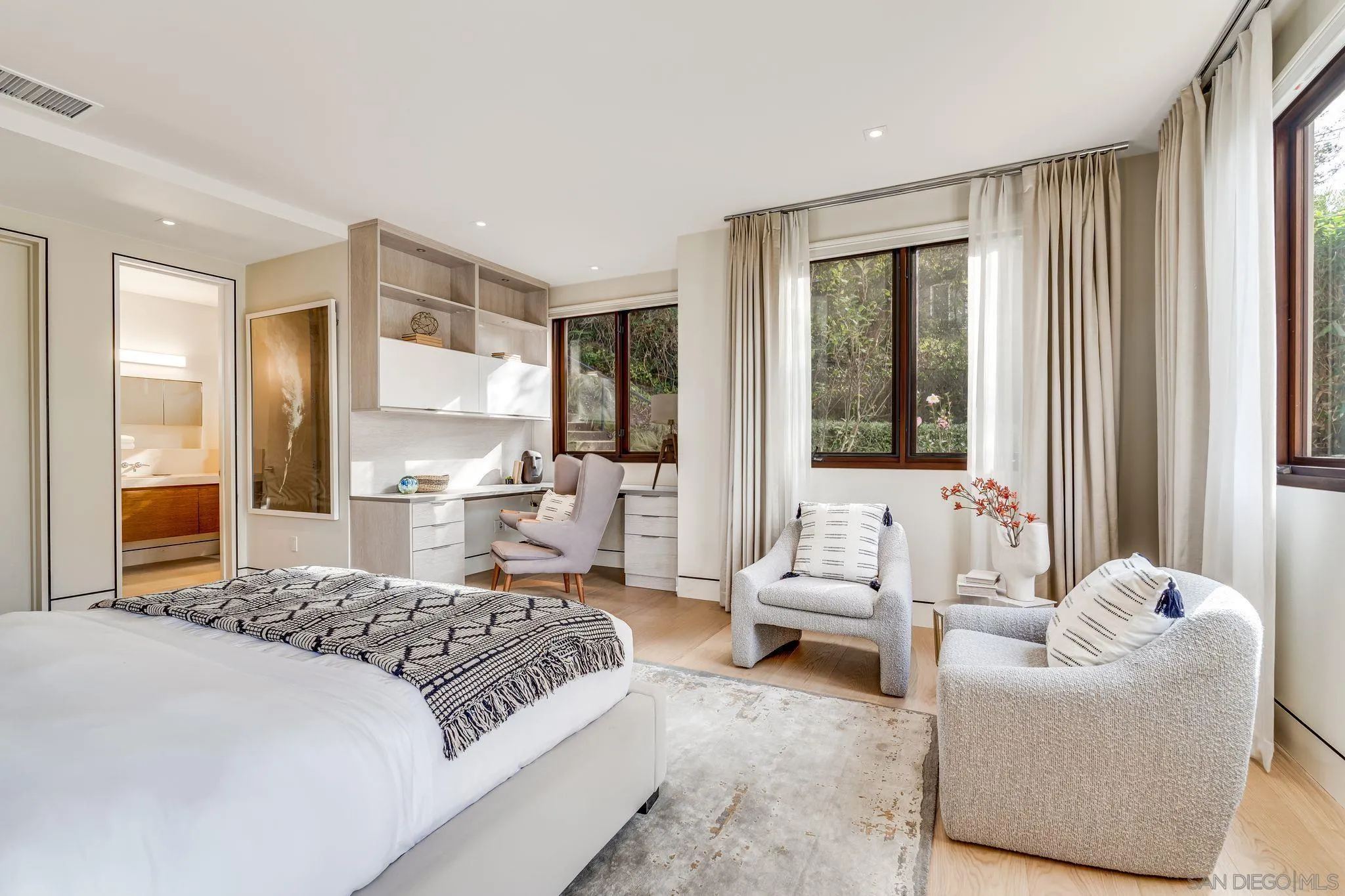 8070 La Jolla Scenic Dr N