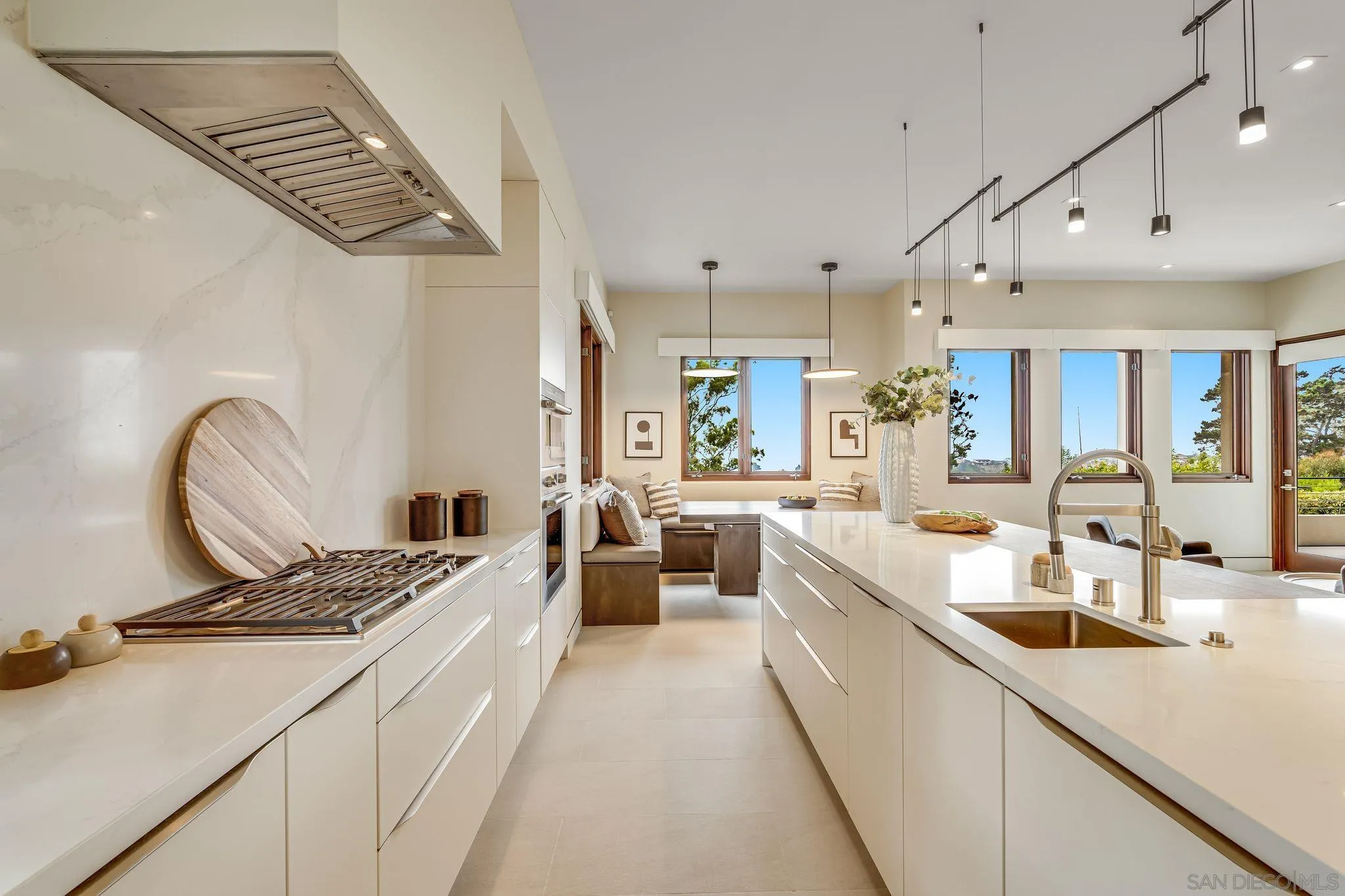 8070 La Jolla Scenic Dr N