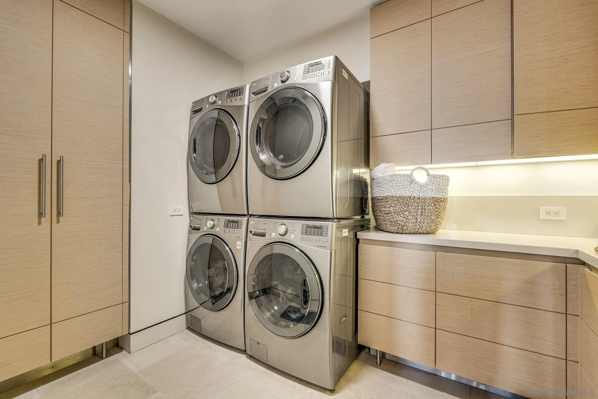 8070 La Jolla Scenic Dr N