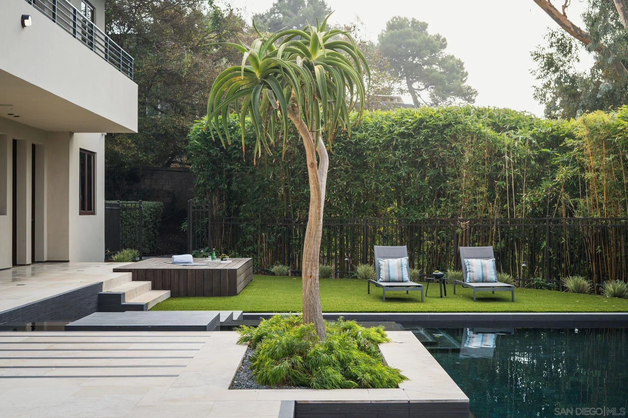 8070 La Jolla Scenic Dr N