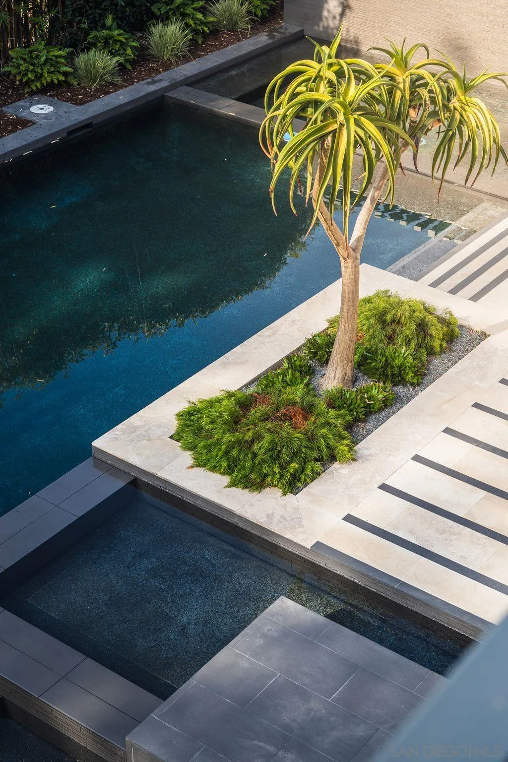 8070 La Jolla Scenic Dr N