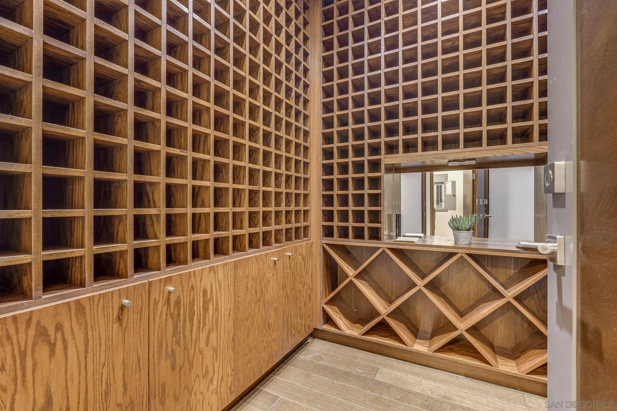 8070 La Jolla Scenic Dr N