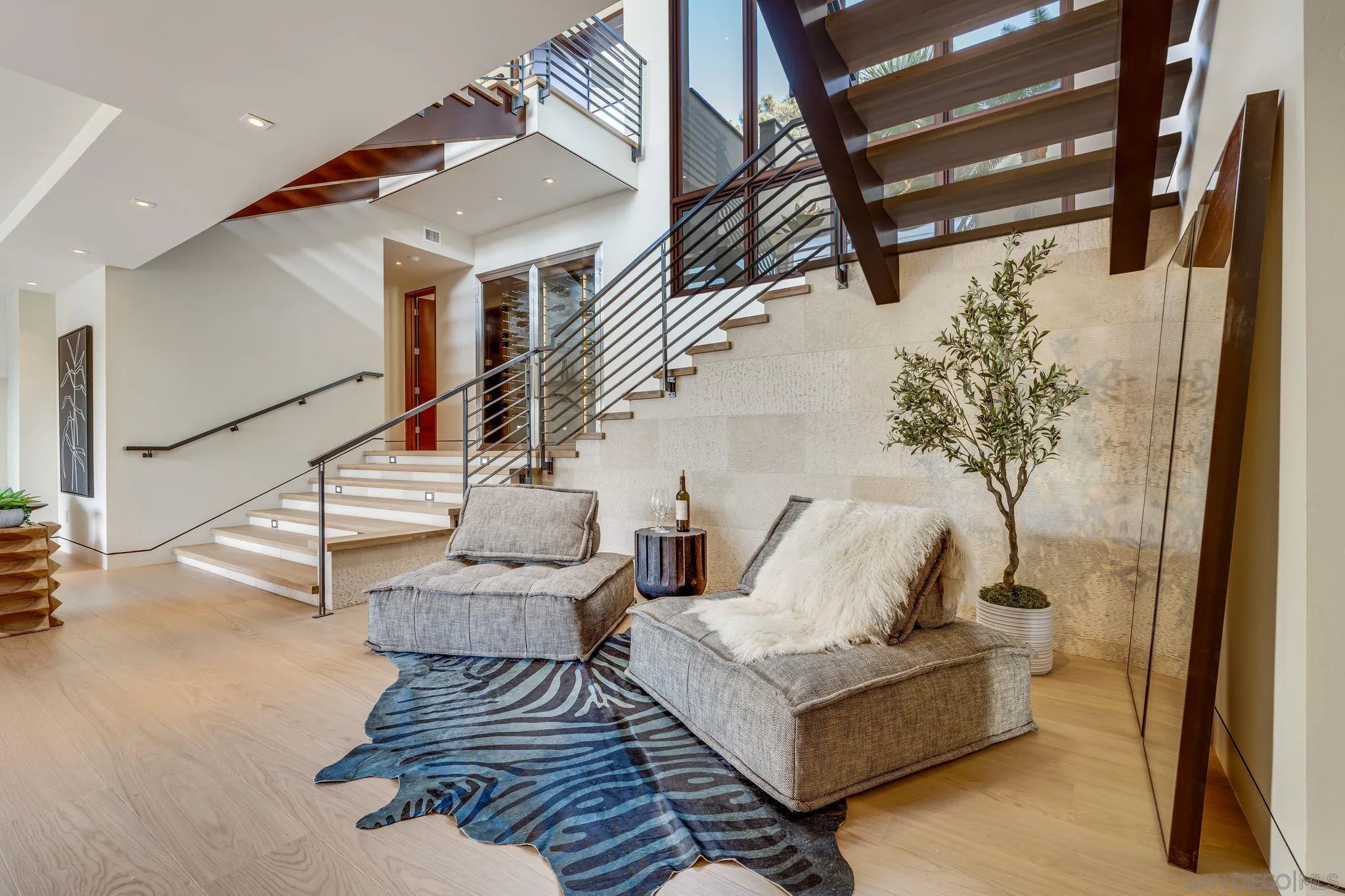 8070 La Jolla Scenic Dr N