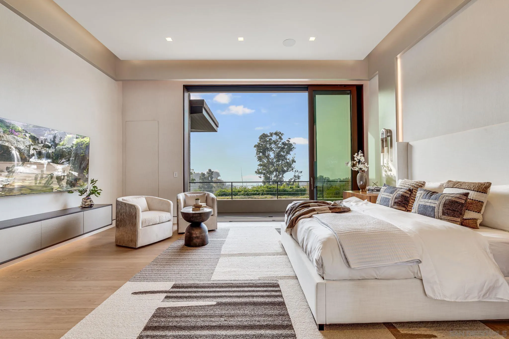 8070 La Jolla Scenic Dr N