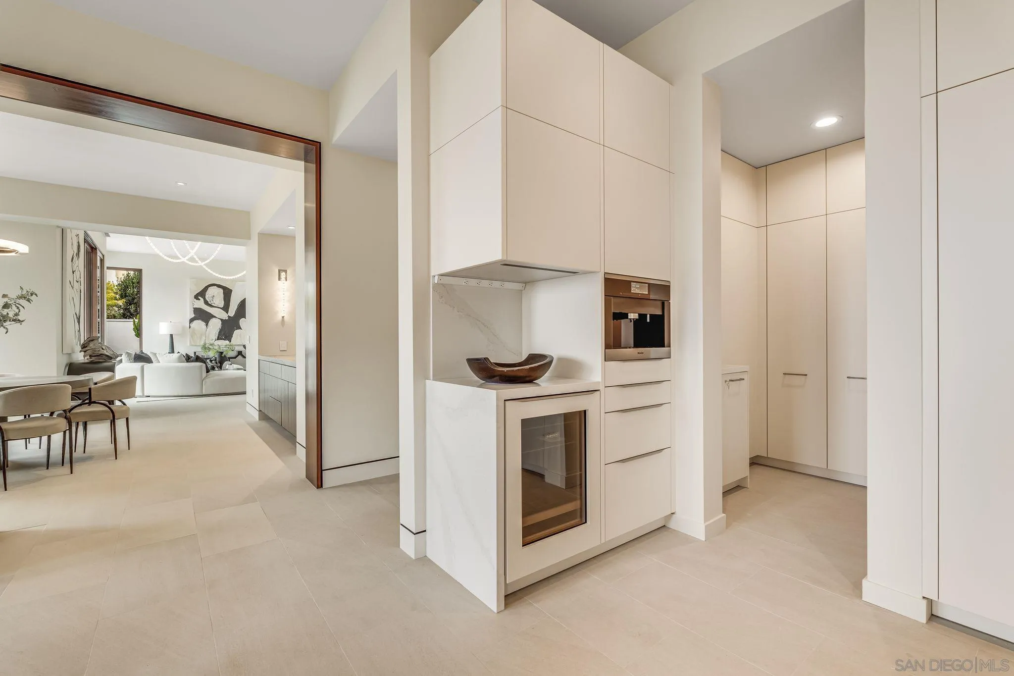 8070 La Jolla Scenic Dr N