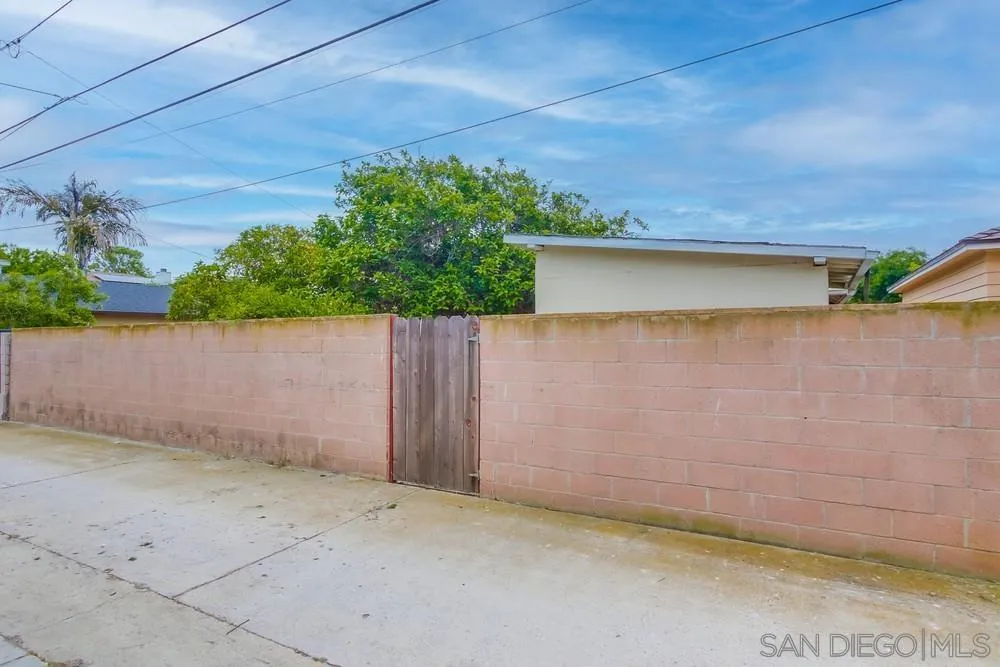 1354 Chalcedony St