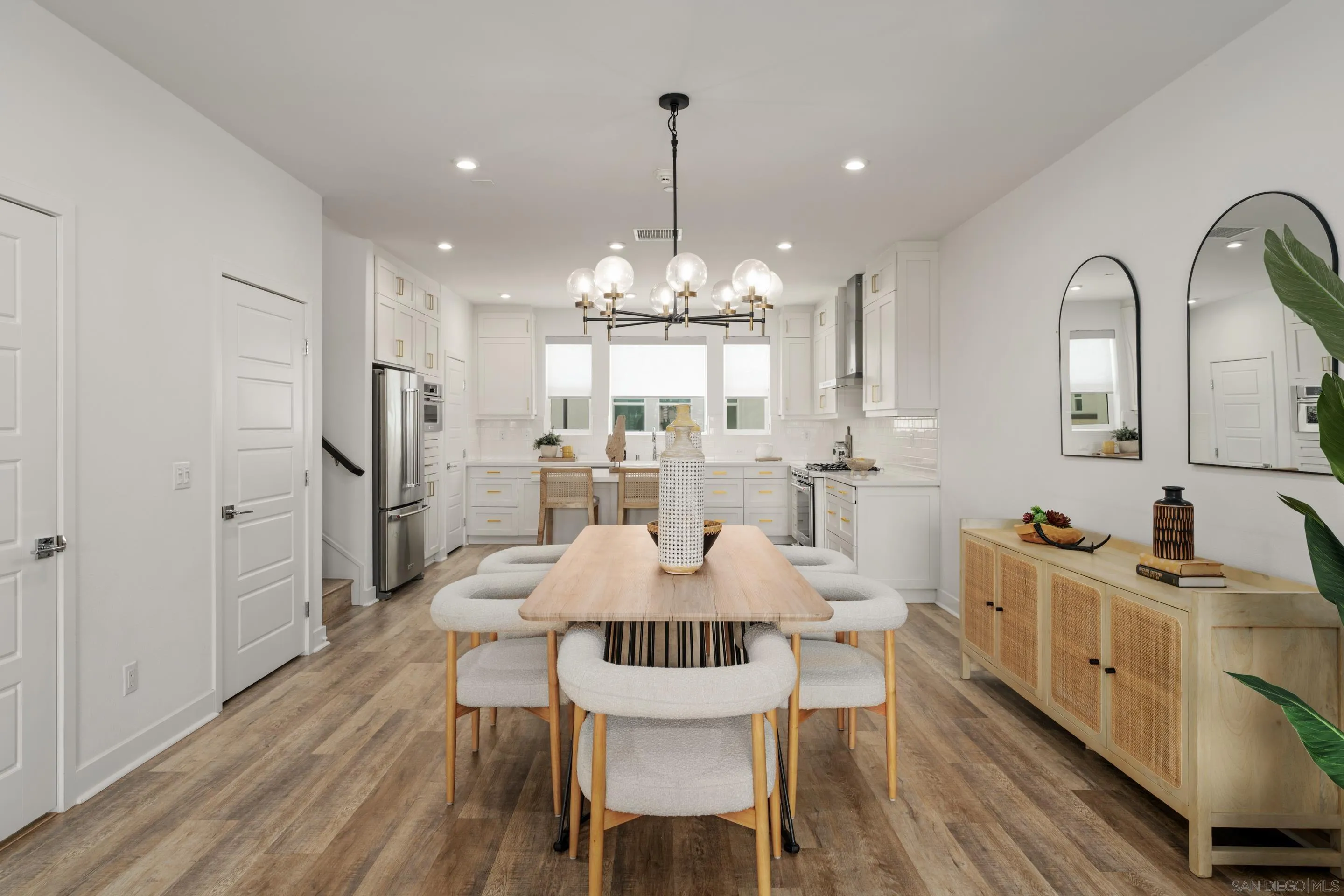 2731 Via Avella