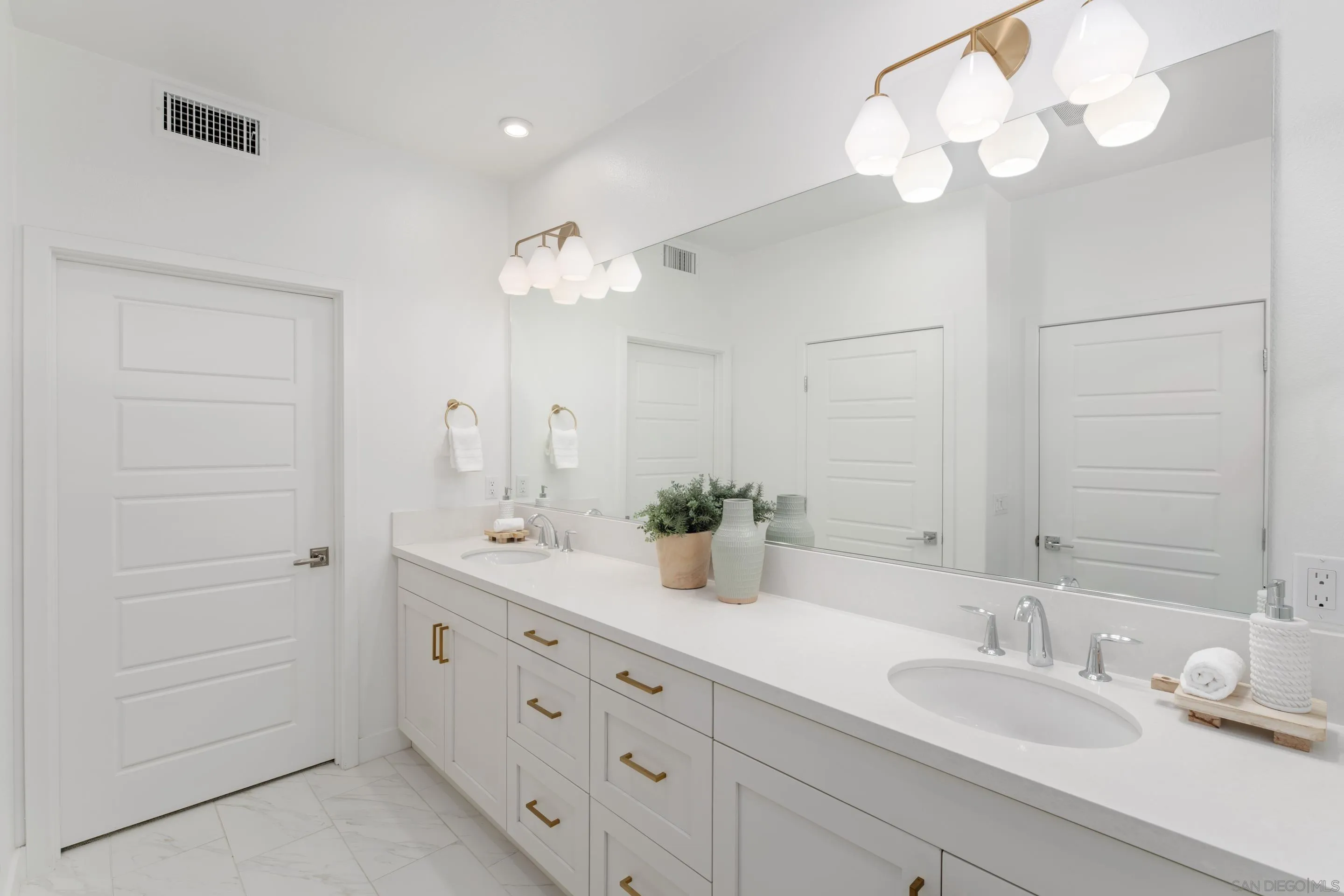 2731 Via Avella