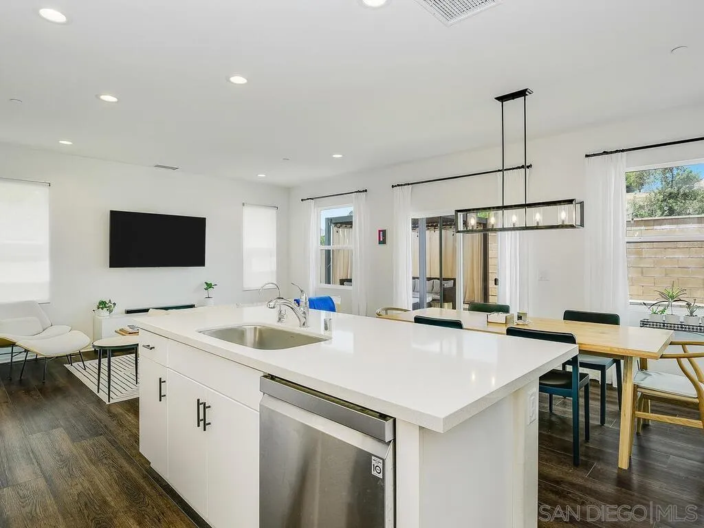 1882 Emily St