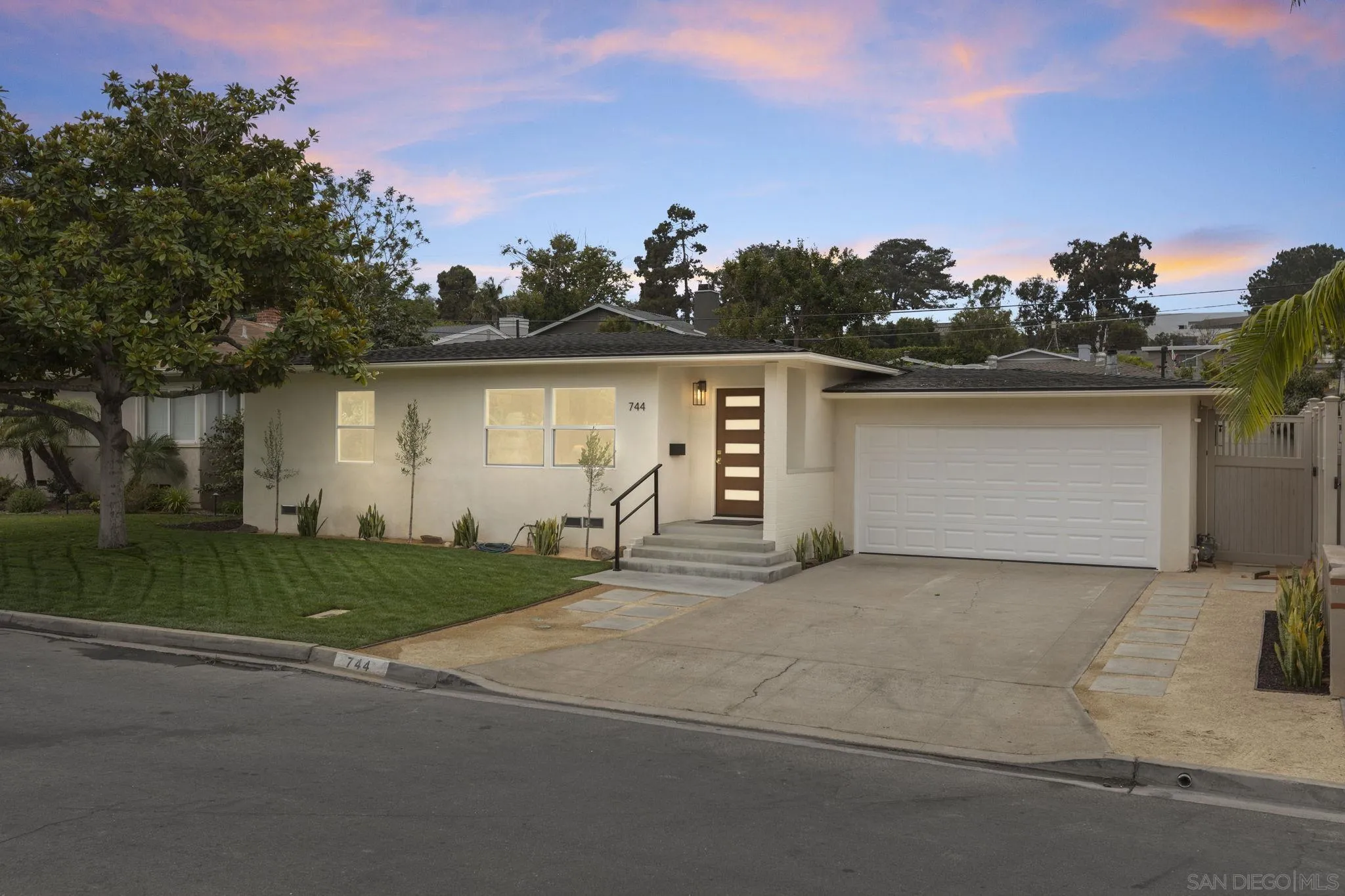 744 Catalina Blvd
