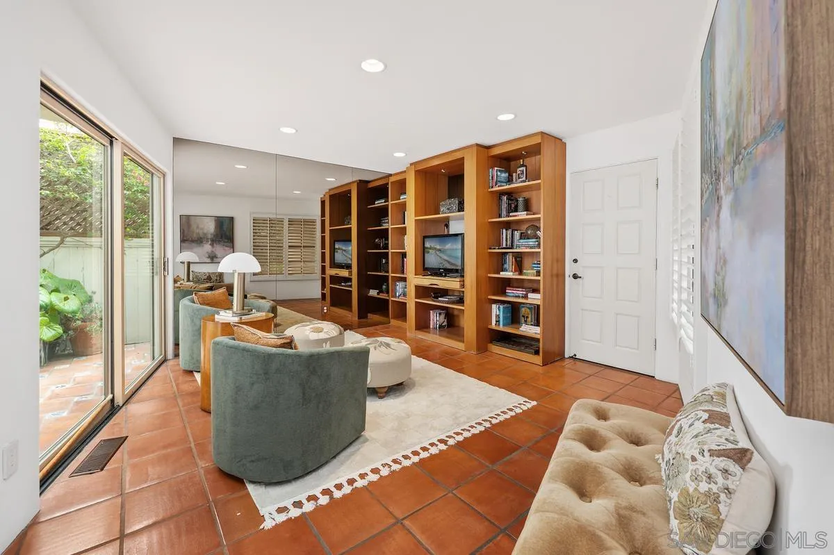 5716 Dolphin Pl