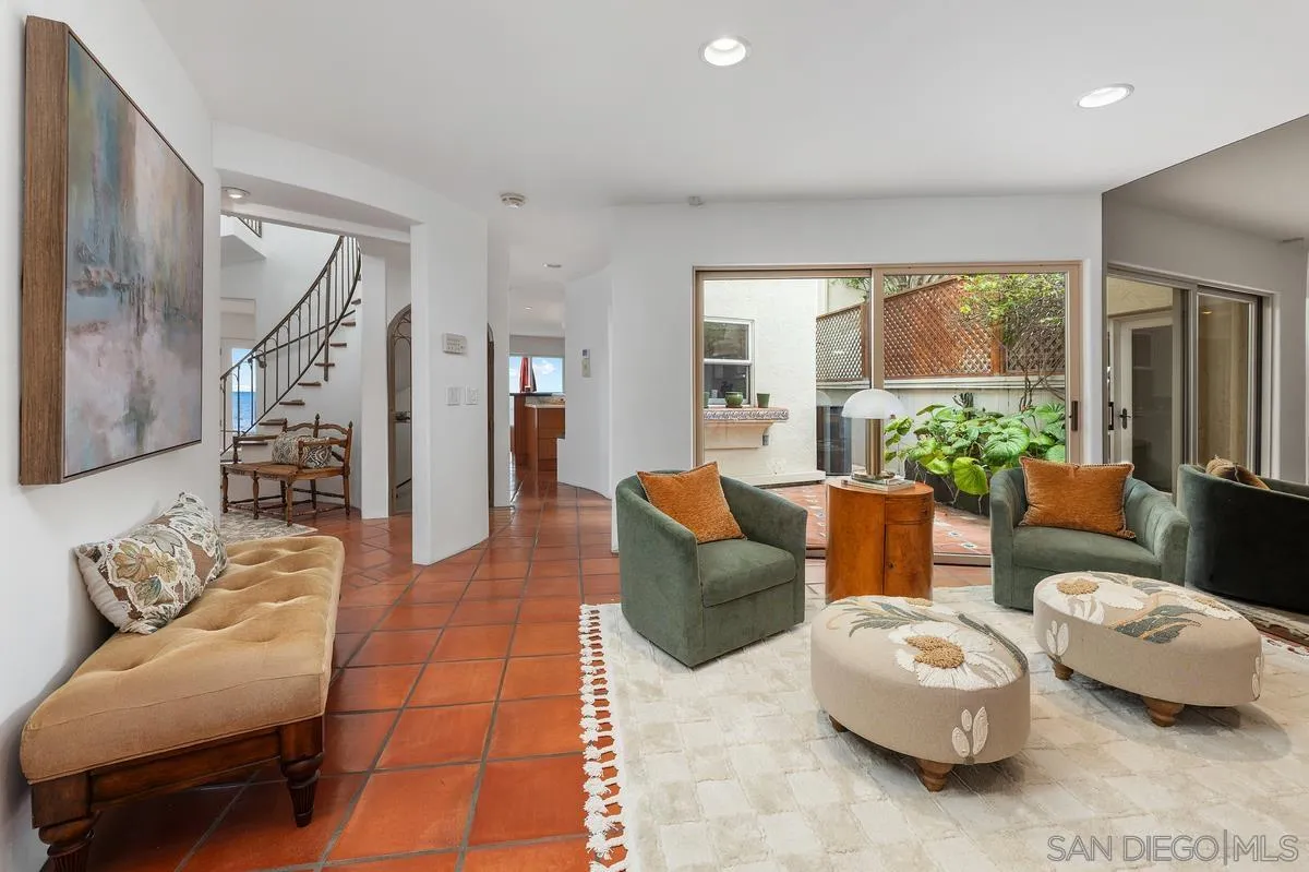 5716 Dolphin Pl