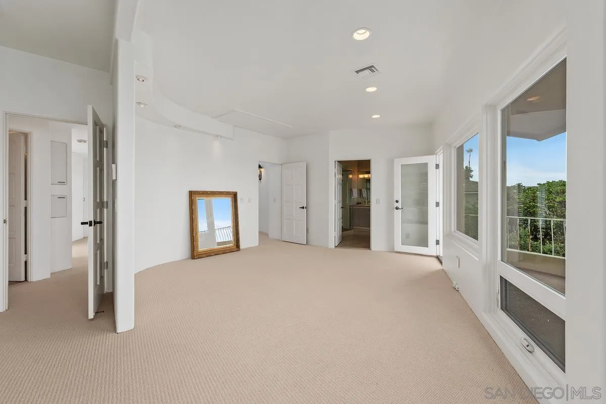5716 Dolphin Pl