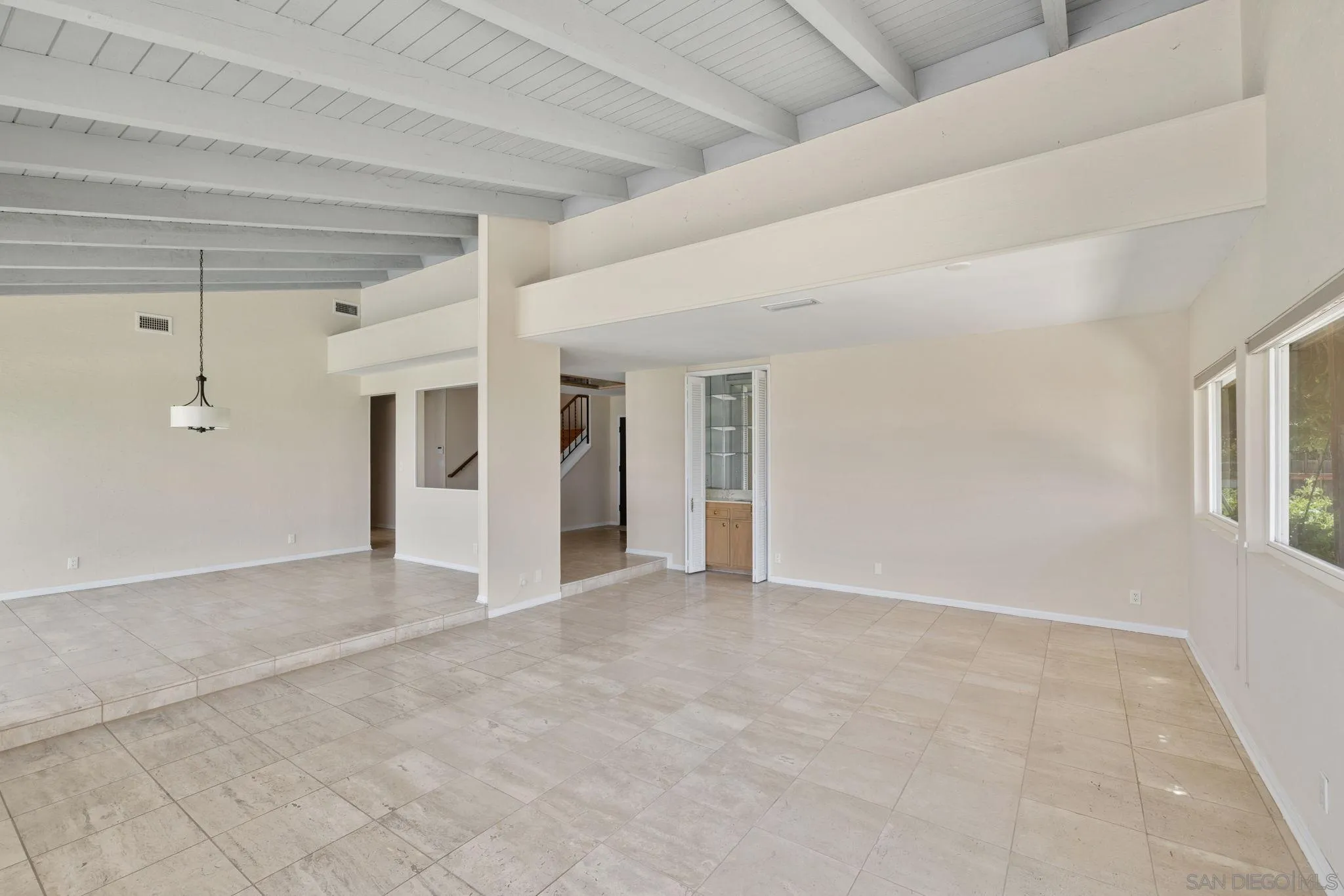 5476 Castle Hills Dr
